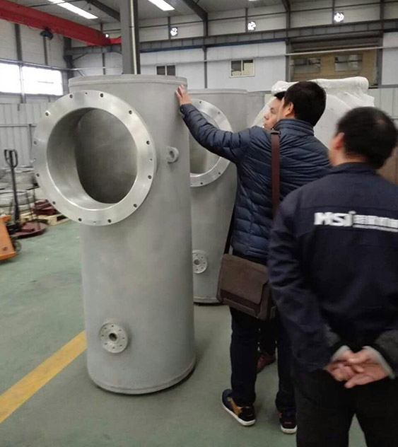 客戶(hù)參觀我公司GIS殼體成品。