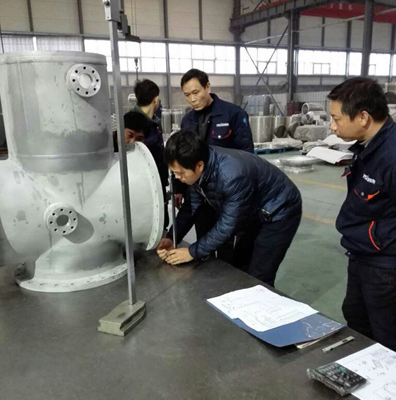 客戶(hù)對(duì)GIS殼體加工尺寸進(jìn)行檢測(cè)。